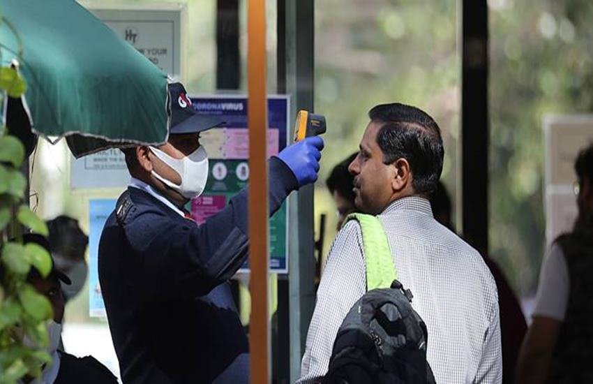 Corornavirus in India: दुनिया के सैकड़ों देश कोरोना वायरस की चपेट में हैं। लाखों लोग इस खतरनाक वायरस से संक्रमित हो चुके हैं। हजारों लोग अपनी जान गंवा चुके हैं। भारत में कोरोना वायरस से मरने वालों की संख्या दो है। अपने देश में इस वायरस से अभी तक 127 लोगों के संक्रमित होने की खबर है। इन सबके बीच बॉलीवुड एक्टर कमाल आर खान (KRK) ने दावा किया है कि उनका घर कोरोना फ्री है।