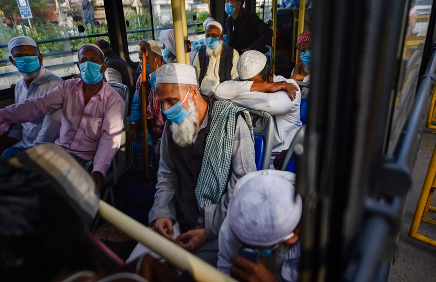 फरवरी महीने में देश की राजधानी दिल्ली में हुए दंगों ने अब तक 47 जिंदगियां लील ली हैं। पीड़ित अब भी दंगों के जख्म के भरने का इंतजार कर रहे हैं। पुलिस दंगों की जांच कर रही है। अब तक जो बात सामने आ रही है, उसमें कहा जा रहा है कि दंगों में बाहरी लोगों का हाथ था। हालांकि, आधिकारिक तौर पर अभी ऐसा कुछ नहीं बताया गया है। लेकिन, अंग्रेजी पोर्टल Scroll.in ने कई स्‍थानीय लोगों से बात कर बताया है कि इन दंगों में वहीं के लोग भी शामिल थे। स्‍क्रॉल ने इनसे बातचीत के आधार पर प्रकाशित रिपोर्ट में यह भी बताया है कि दंगाइयों ने कैसे लोगों की जान ली। (PTI Photo)