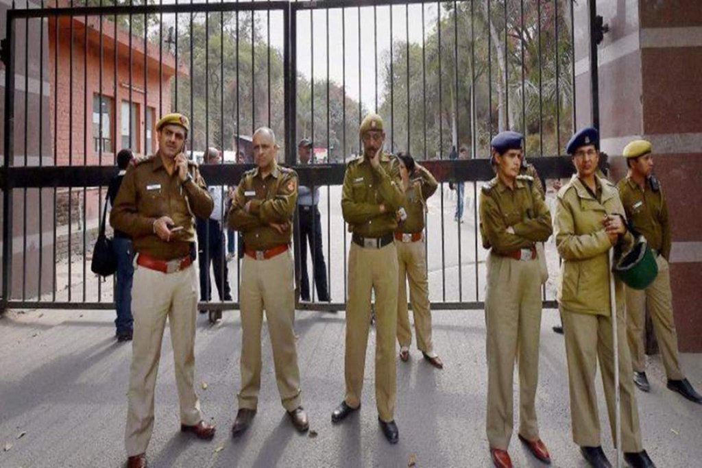 मौजपुर-बाबरपुर मेट्रो के पास हिंसा स्थल पर स्थिति को नियंत्रित करती दिल्ली पुलिस। (Express photo by Amit Mehra)