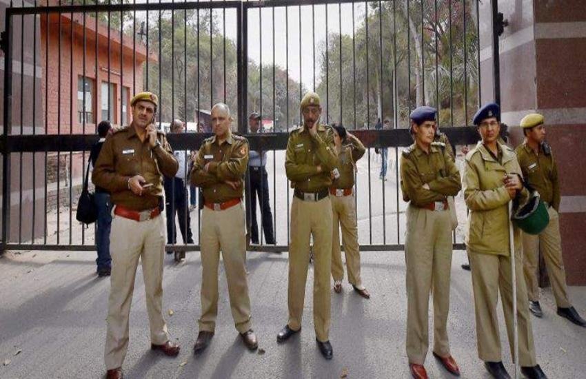 दिल्ली के शाहीन बाग इलाके में धारा 144 लगा दी गई है। (Photo: PTI) दिल्ली के शाहीन बाग इलाके में धारा 144 लगा दी गई है। (Photo: PTI)