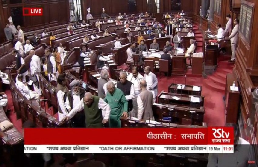  गोगोई जैसे ही शपथ लेने निर्धारित स्थान पर पहुंचे, विपक्षी सांसदों ने सदन से वॉकआउट कर दिया। (pc - rajyasabha TV)