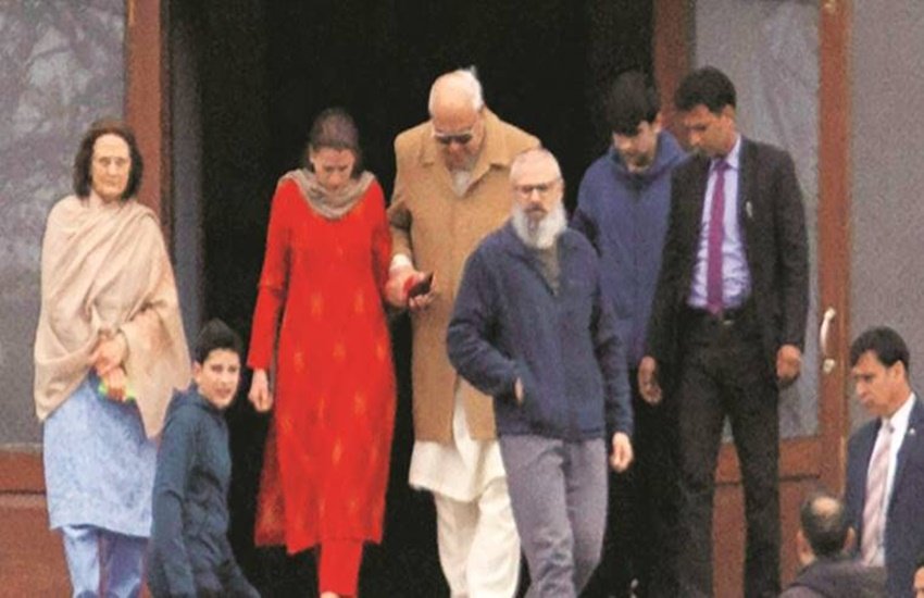 Farooq Abdullah visits son Omar Abdullah