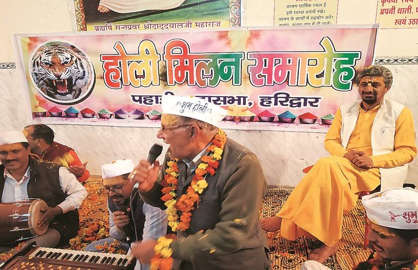 कुमाऊं में तीन तरह की होली होती है। पहली खड़ी होली, दूसरी बैठकी होली और तीसरी महिलाओं की होली होती है।
