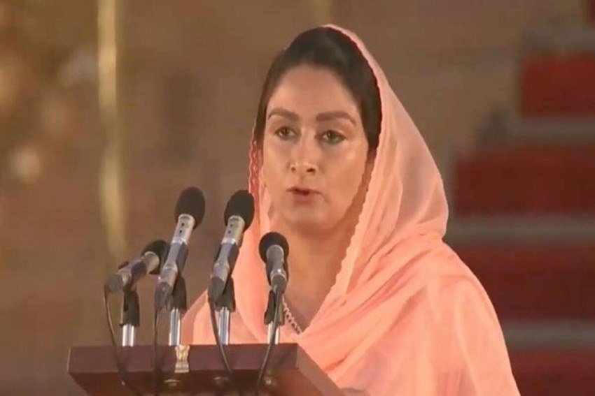 खाद्य प्रसंस्करण मंत्री हरसिमरत कौर बादल की बेटी लंदन स्कूल ऑफ इकोनॉमिक्स से ग्रैजुएट हैं।