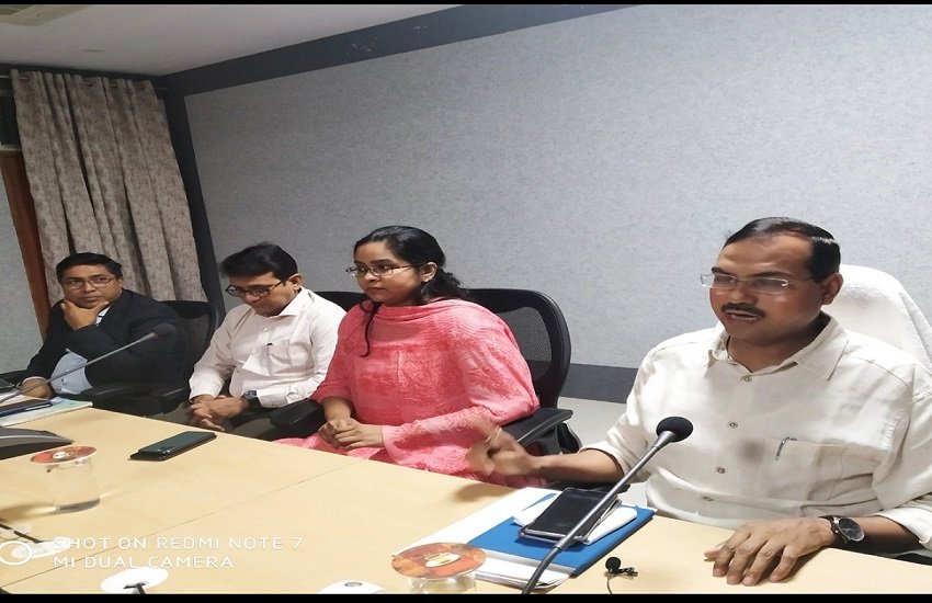 फोटो- भागलपुर के ज़िलाधीश प्रणब कुमार प्रेस कांफ्रेंस करते हुए। बगल में नगर आयुक्त आईएएस प्रियदर्शनी है। और एसडीओ आशीष नारायण। फोटो- भागलपुर के ज़िलाधीश प्रणब कुमार प्रेस कांफ्रेंस करते हुए। बगल में नगर आयुक्त आईएएस प्रियदर्शनी है। और एसडीओ आशीष नारायण।