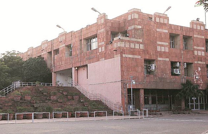 जेएनयू प्रशासन ने एक बार फिर से फीस में वृद्धि की है। (Express photo: Praveen Khanna)