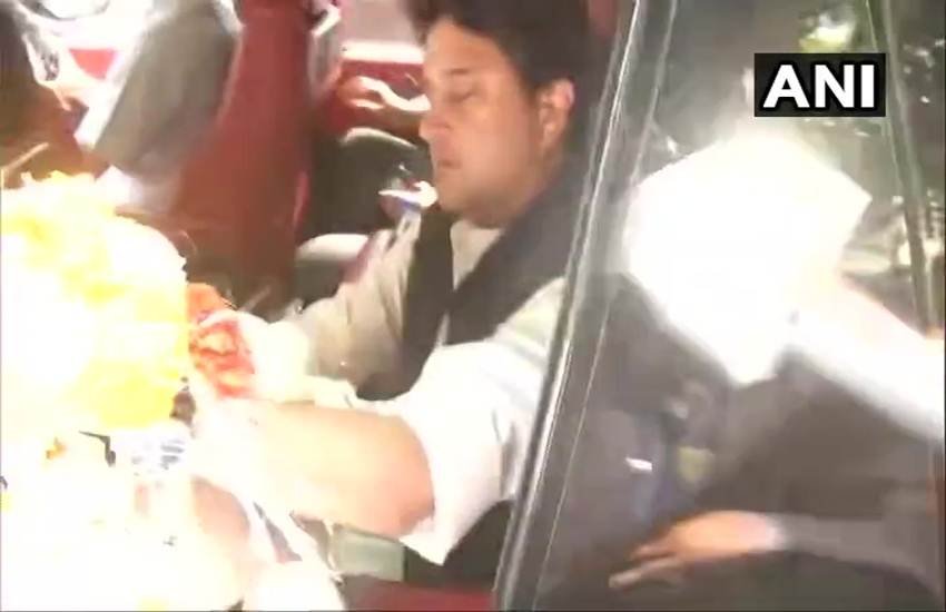 BJP दफ्तर के लिए घर से निकलने के दौरान गाड़ी में बैठे ज्योतिरादित्य सिंधिया। 