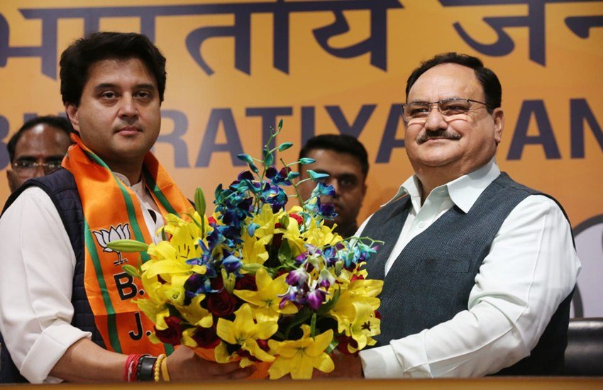 Jyotiraditya Scindia Joins BJP: मध्य प्रदेश की राजनीति के ‘महाराज’ ज्योतिरादित्य सिंधिया ने भारतीय जनता पार्टी का दामन थाम लिया है। ज्योतिरादित्य ने जेपी नड्डा की मौजूदगी में बीजेपी की सदस्यता ग्रहण की। इससे पहले 9 मार्च को ज्योतिरादित्य सिंधिया ने कांग्रेस पार्टी की प्राथमिक सदस्यता से इस्तीफा दे दिया था। ज्योतिरादित्य पिछले 18 सालों से कांग्रेस के साथ जुड़े थे। माना जा रहा है कि बीजेपी उन्हें राज्यसभा का टिकट दे सकती है।