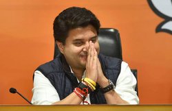 सिंधिया समर्थक का दावा- ज्योतिरादित्य के बाद 10 हजार Congress पदाधिकारियों ने छोड़ा दल; पार्टी ने बताया गलत