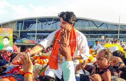 शिवराज सिंह चौहान का दावा- सिंधिया पर जानलेवा हमले का प्रयास, काफिले पर किया गया पथराव