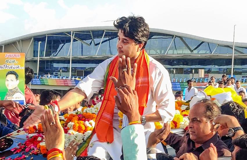  BJP में शामिल हुए कद्दावर नेता ज्योतिरादित्य सिंधिया का स्वागत करते समर्थक। (फोटोः PTI)
