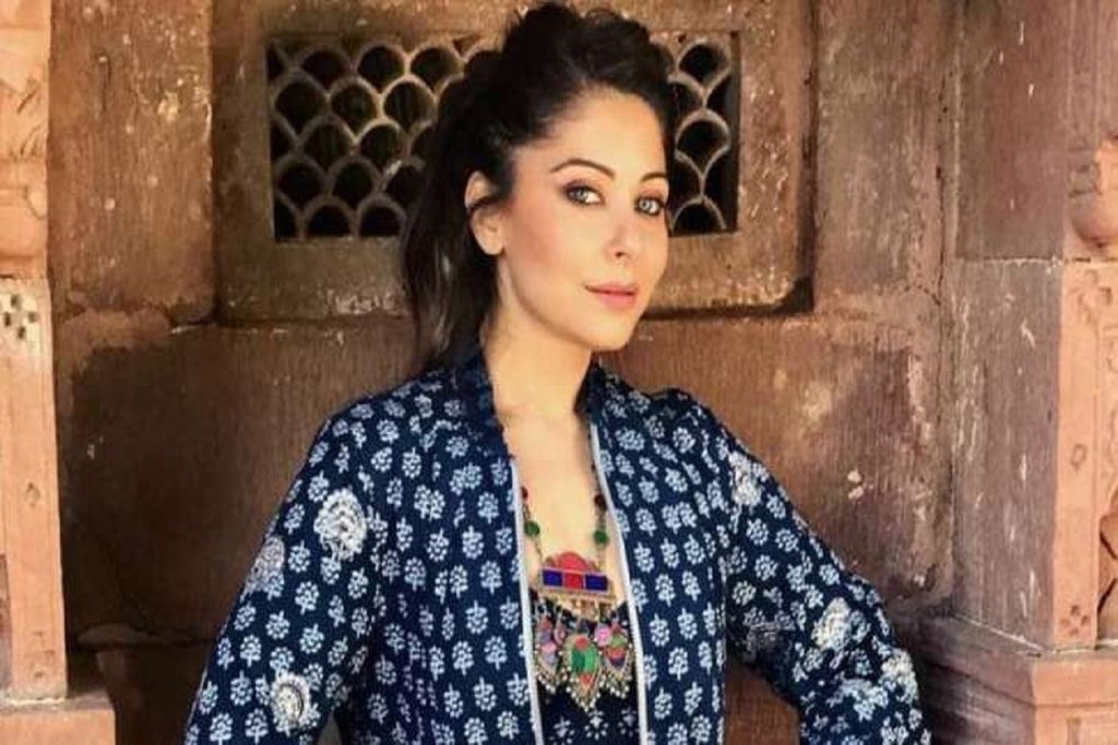 kanika kapoor gets police notice, Kanika kapoor, kanika kapoor treatment, kanika kapoor police notice, corona virus, coronavirus symptoms, corona virus patients in lucknow, corona virus patients in uttar pradesh, kgmu, lucknow lockdown, lockdown in lucknow, lockdown, कनिका कपूर को पुलिस ने थमाया नोटिस, कनिका कपूर के घर पहुंची पुलिस, कोरोना कनिका कपूर, कनिका कपूर कोरोना kanika kapoor gets police notice, Kanika kapoor, kanika kapoor treatment, kanika kapoor police notice, corona virus, coronavirus symptoms, corona virus patients in lucknow, corona virus patients in uttar pradesh, kgmu, lucknow lockdown, lockdown in lucknow, lockdown, कनिका कपूर को पुलिस ने थमाया नोटिस, कनिका कपूर के घर पहुंची पुलिस, कोरोना कनिका कपूर, कनिका कपूर कोरोना