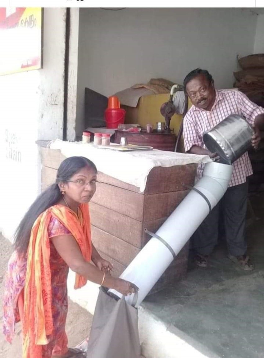 ये लोग सूरत में लॉकडाउन के कारण बेरोजगारी की मार झेल रहे दिहाड़ी मजदूरों के घर जा कर उन्हें राशन मुहैया करा रहे हैं।