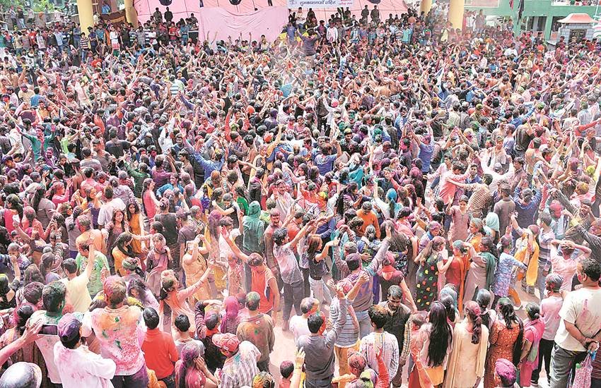 हिमाचल प्रदेश में होली पर हमीरपुर जिले के सुजानपुर में तीन दिन का मेला लगता है।