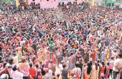 फाग उत्सवः मतवाले रंगों में सराबोर देवता और भक्त