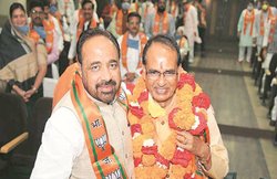 Madhya Pradesh Government: र‍िकॉर्ड चौथी बार सीएम बने श‍िवराज सिंह चौहान, पर सरकार जाने का खतरा अब भी बरकरार