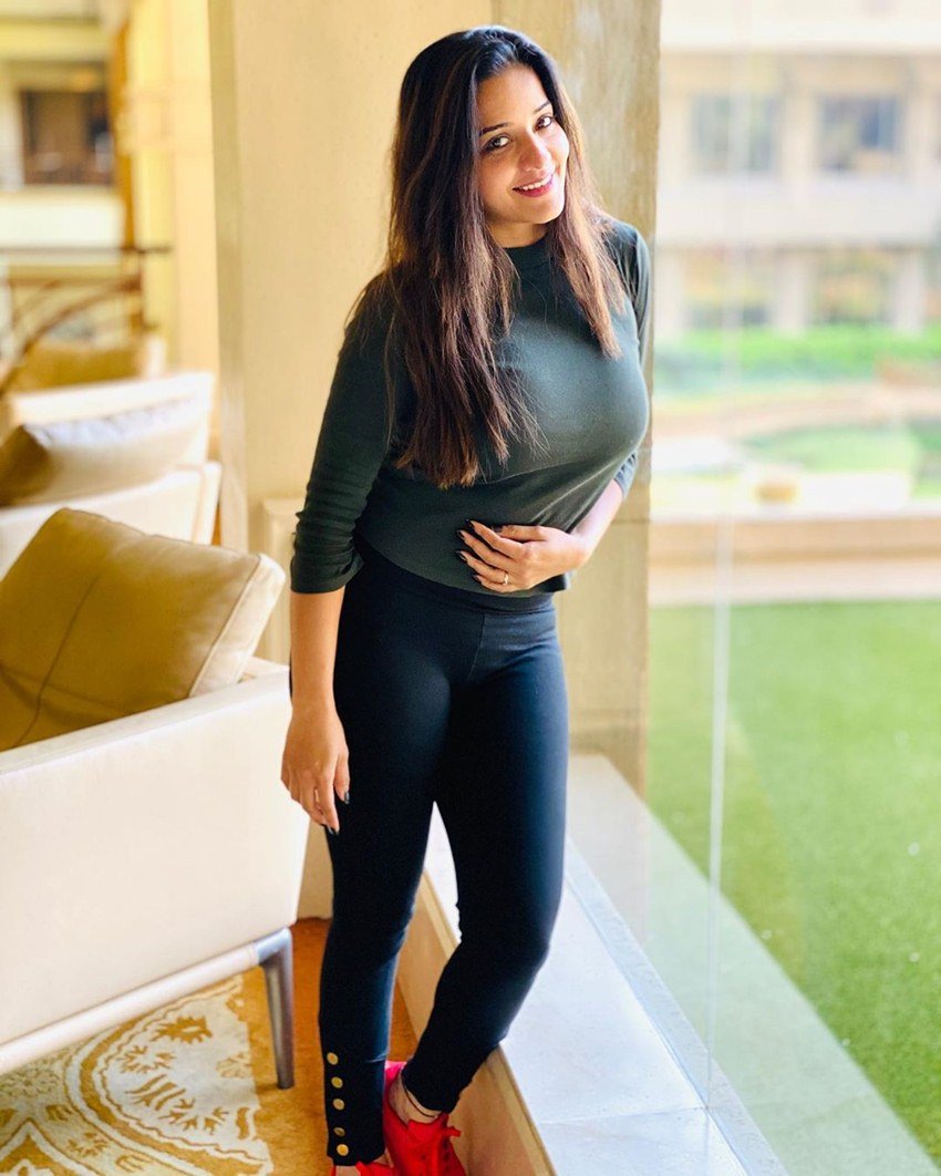 फैंस मोनालिसा की तारीफ करते हुए लिख रहे हैं कि भगवान ने बड़ी नजाकत के साथ आपको बनाया है।