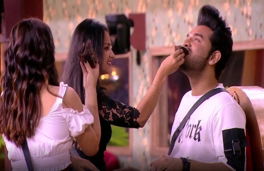 Mujhse Shadi karoge: पारस छाबड़ा को इंप्रेस करने के लिए लड़कियों ने लगाया एड़ी चोटी का जोर