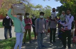 ‘शहर नहीं छोड़ेंगे तो खाएंगे क्या? 200 रुपये ही बचे हैं’, बीवी-बच्चों संग पैदल ही चंडीगढ़ से एमपी के लिए निकल पड़े लोग