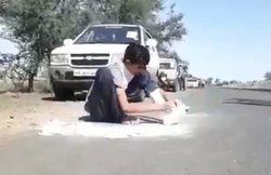 कोरोनावायरस लॉकडाउन: सड़क पर बैठकर खुद काटा टूटे पैर का प्लास्टर फिर पैदल ही निकल पड़ा अपने गांव, देखें Video