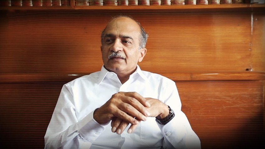 Prashant Bhushan: प्रशांत भूषण का नाम भी देश के जाने माने वकीलों में गिना जाता है। वह अन्ना आंदोलन से जुड़ने के बाद आम आदमी पार्टी से राजनीति करते थे। प्रशांत भूषण भ्रष्टाचार, पर्यावरण संरक्षण के मुद्दे और मानवाधिकार जैसे मुद्दों पर भूषण जनहित याचिकायें दायर करते रहते हैं।