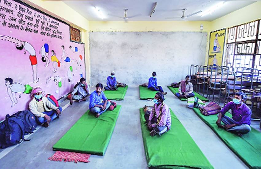 पूर्वी दिल्ली के पटपड़गंज स्थित एक सरकारी स्कूल में पलायन करने वालों को ठहराने की व्यवस्था की गई है। पूर्वी दिल्ली के पटपड़गंज स्थित एक सरकारी स्कूल में पलायन करने वालों को ठहराने की व्यवस्था की गई है।