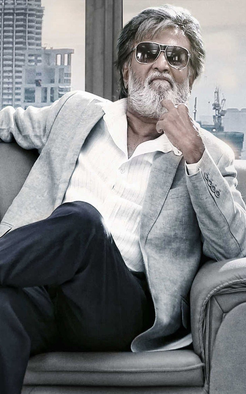 आज भी रजनीकांत की कोई फिल्म जब पर्दे पर आती हैं तो पूरे राज्य में त्योहार सा माहौल दिखता है।