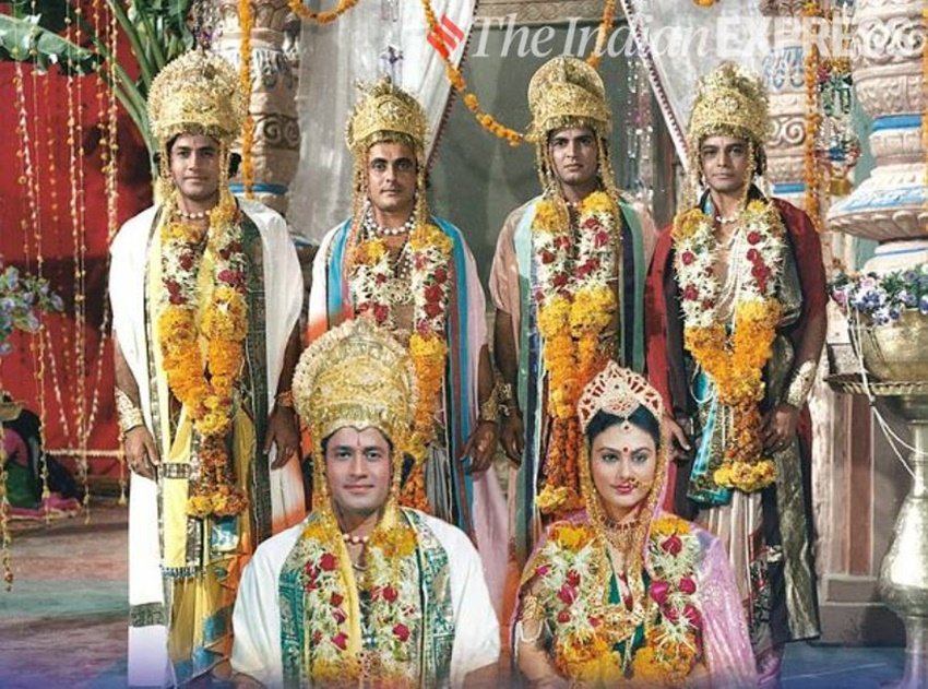 80 के दशक में जब ये सीरियल दूरदर्शन पर प्रसारित होता था तब ज्यादा लोगों के पास टीवी सेट नहीं हुआ करते थे। जिसके यहां टेलीविजन हुआ करता था वहां रामायण देखने वाले परिचितों की कतार लग जाती थी।