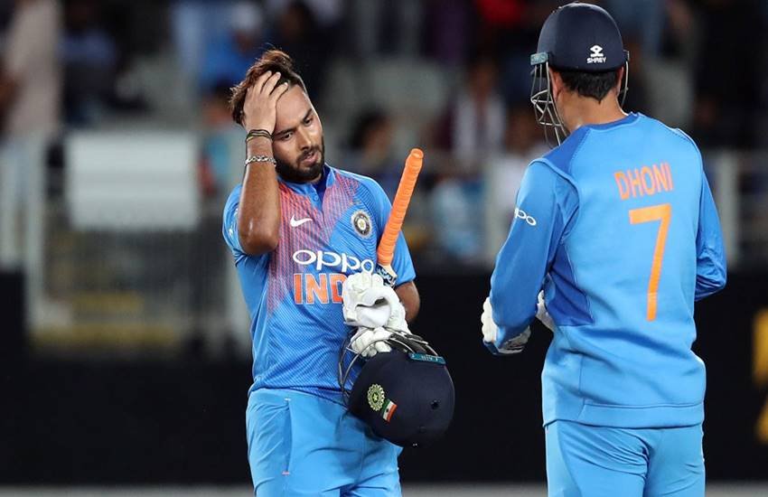 ऋषभ पंत पर महेंद्र सिंह धोनी की कॉपी करने के आरोप लगते हैं। (सोर्स- सोशल मीडिया)