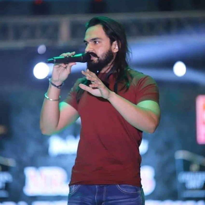 सपना चौधरी ने एक इंटरव्यू में बताया था कि उनकी और वीर की शुरुआती तीन मुलाकात अवार्ड फंक्शन्स में ही हुई।