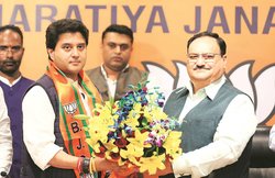 गंभीर मुद्रा में पहुंचे, फिर मुस्कुराकर निकले ‘महाराज’