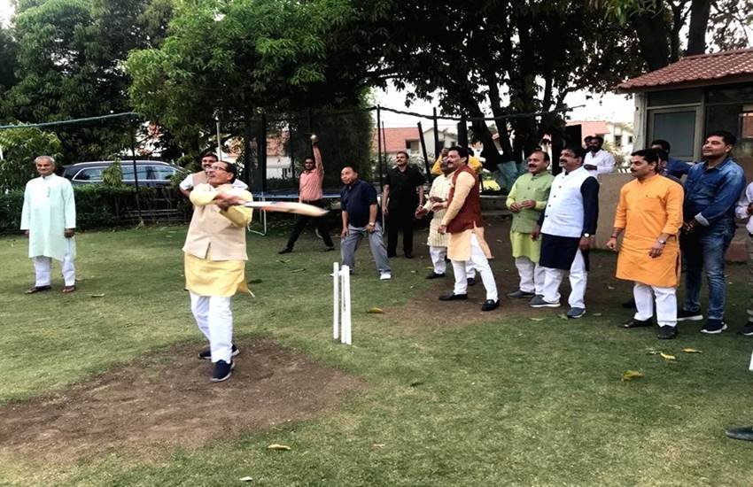 शिवराज सिंह चौहान ने भाजपा प्रदेश अध्यक्ष वीडी शर्मा की गेंद को बाउंड्री के बाहर छह रन के लिए भेज दिया। (सोर्स- ट्विटर)