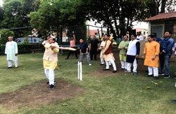 मध्य प्रदेश में सियासी उठापटक के बीच पूर्व सीएम ने लगाया छक्का, ‘कमलनाथ बाउंड्री के बाहर’; देखें VIDEO