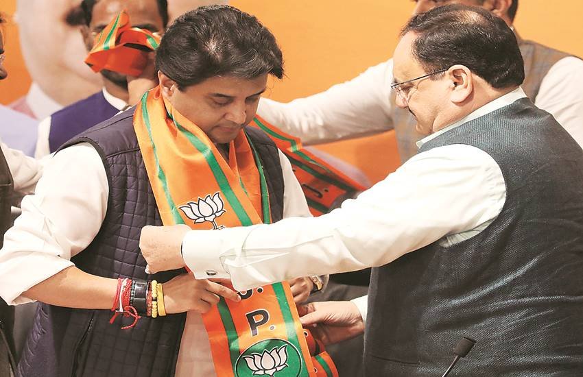 वैचारिक संघर्ष से हाथ छुड़ाते ही सिंधिया जैसे नेता का शीर्ष सत्ता की बांह पकड़ना लाजिम था।
