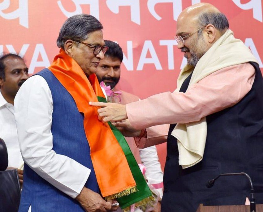 यूपीए सरकार में विदेश मंत्री जैसे अहम पद पर रह चुके एस एम कृष्णा ने 2017 में कांग्रेस से इस्तीफा दे दिया था। वह कांग्रेस छोड़ बीजेपी में शामिल हो गए थे। कभी कर्नाटक के कद्दावर नेताओं में गिने जाने वाले पुराने कांग्रेसी एस एम कृष्णा के पास बीजेपी में जाने के बाद फिलहाल अभी कोई अहम जिम्मेदारी नहीं है।