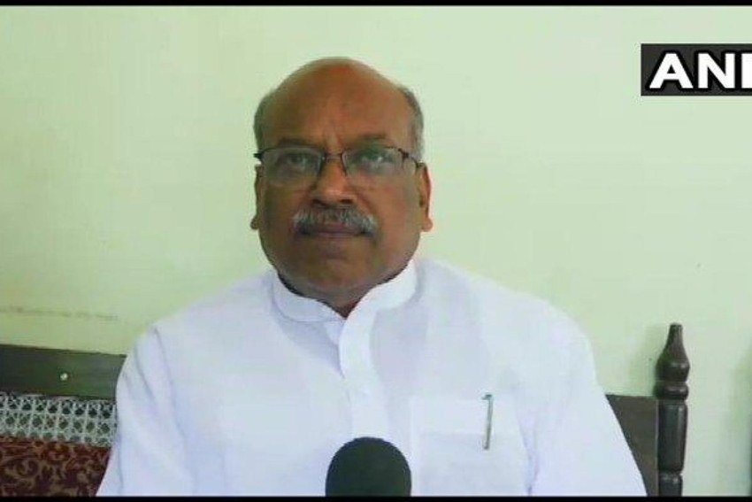 संचार राज्यमंत्री संजय धोत्रे के बेटे नकुल ने कैलिफोर्निया यूनिवर्सिटी से इंजीनियरिंग की पढ़ाई की है।