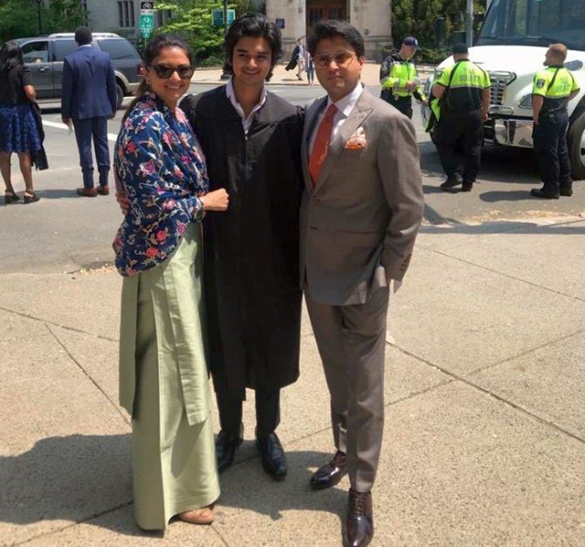 पहली मुलाकात के बाद ये सिलसिला आगे बढ़ा और तीन साल बाद जाकर दोनों ने शादी रचा ली। 12 दिसंबर 1994 को पूरे राजसी तौर तरीकों से दोनों की शादी हुई।