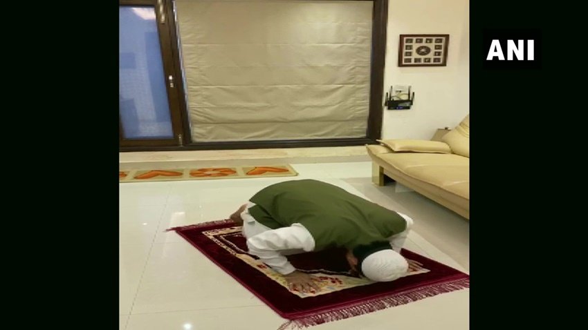 समाचार एजेंसी एएनआई ने शाहनवाज हुसैन के नमाज पढ़ने की तस्वीरें जारी की हैं।