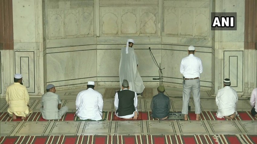 दिल्ली के जामा मस्जिद में भी चंद लोगों के साथ ही जुमे की नमाज अता की गई।