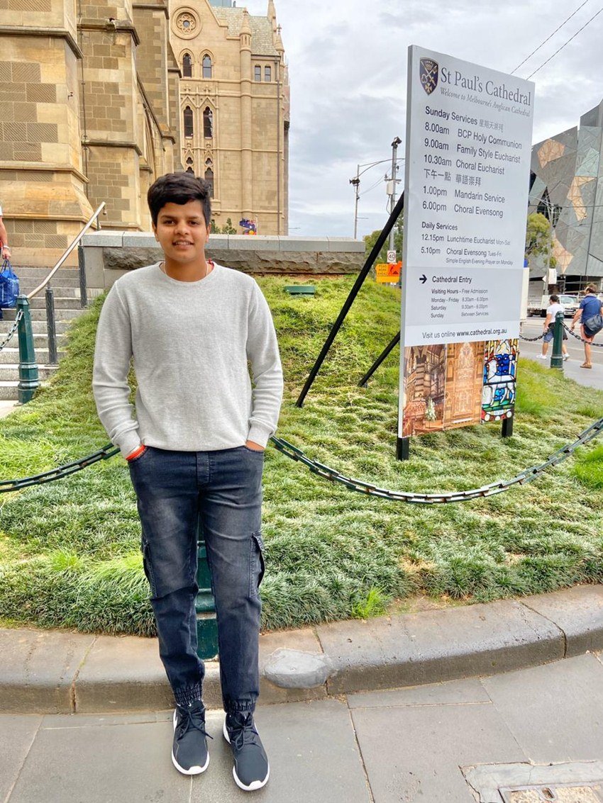लड़कों की एकेडमी में जाने से पहले संजीव वर्मा ने शेफाली के बाल कटवा दिए। बाल इसलिए कटवाए कि कोई जान ना पाए कि शेफाली लड़की हैं।