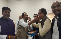 Madhya Pradesh Political Crisis: कमलनाथ के इस्तीफे के बाद एक दूसरे को मिठाई खिलाते नजर आए बीजेपी नेता, यूजर्स बोले- सोशल डिस्टेंसिंग रखिए