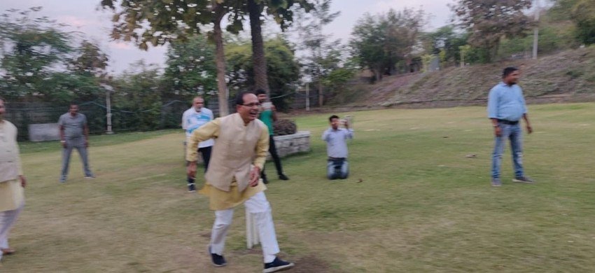 मध्य प्रदेश (Madhya Pradesh) में सियासी उठापटक के बीच पूर्व मुख्यमंत्री शिवराज सिंह चौहान (Shivraj Singh Chouhan) क्रिकेट के मैदान पर दिखे। शिवराज सिंह चौहान भोपाल के ग्रेसेस रिजॉर्ट में भाजपा विधायकों संग क्रिकेट के मजे लेते नजर आए। शिवराज सिंह चौहान ने क्रिकेट खेलने की तस्वीरें अपने सोशल मीडिया अकाउंट से शेयर की हैं।