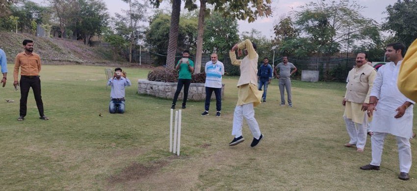 शिवराज सिंह चौहान जब अपने साथी विधायकों के साथ क्रिकेट खेलने उतरे तो पहले उन्होंने गेंदबाजी चुनी। वह अपनी मारक गेंदबाजी से साथी विधायकों को चौंकाते रहे।