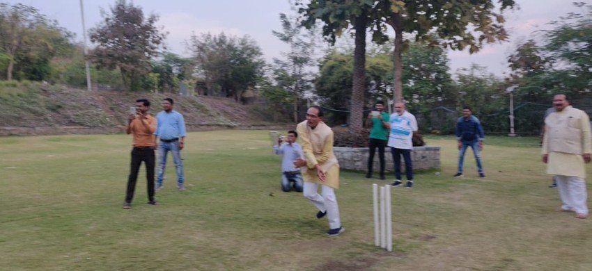 गेंदबाजी के बाद शिवराज बल्लेबाजी भी करने उतरे। बल्लेबाजी के दौरान उन्होंने विधायक बीडी शर्मा की गेंद पर लंबा शॉट लगाया।