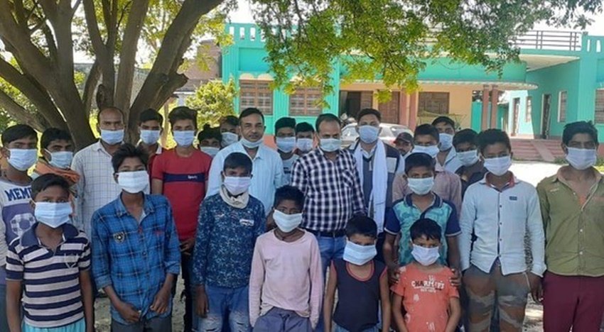 भोजपुरी फ़िल्मों की ड्रीम गर्ल कही जाने वाली शुभी शर्मा ने बिहार और उत्तर प्रदेश के ग्रामीण क्षेत्र में तीन लाख रुपए क़ीमत के मास्क व सेनेटाईज़र व भोजन पैकेट बांटा है।