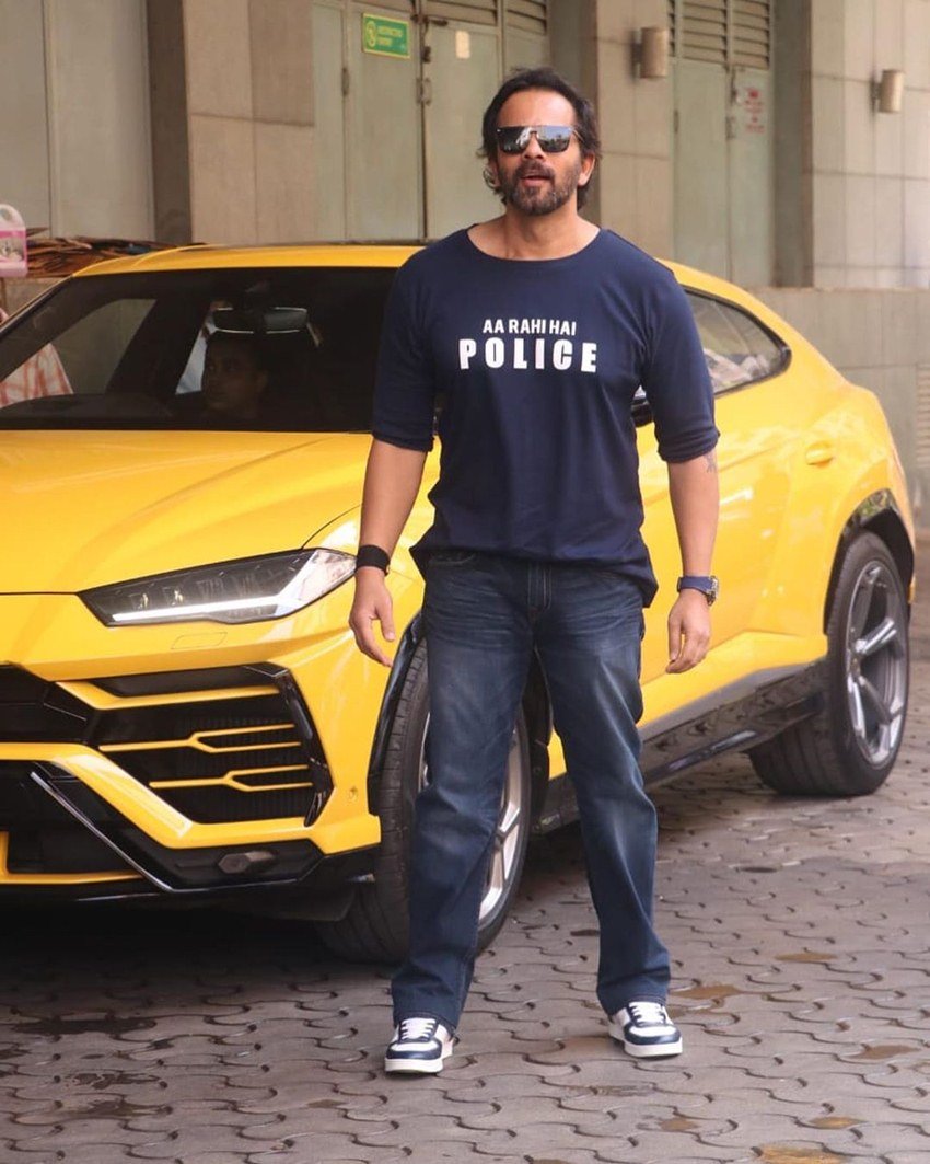 फिल्म के निर्देशक रोहित शेट्टी अपनी चमचमाती Lamborghini Gallardo से आए। ये गाड़ी रोहित ने पिछले साल ही खरीदी है।