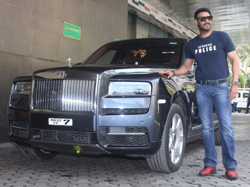 अजय देवगन अपनी Rolls Royce Ghost से पहुंचे। फिल्म में अजय देवगन स्पेशल अपीयरेंस में हैं।