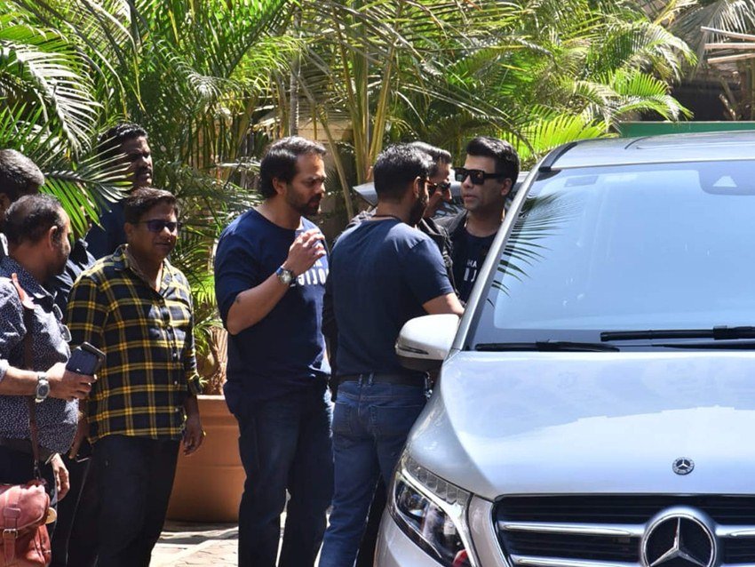 Sooryavanshi धर्मा प्रोडक्शन के बैनर तले बनी है। धर्मा प्रोडक्शन के मालिक करण जौहर अपनी मर्सिडीज में आए थे।