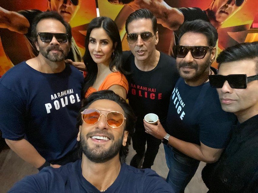 Sooryavanshi Movie Trailer: सोमवार को अक्षय कुमार (Akshay Kumar) और कैटरीना कैफ (katrina Kaif) स्टारर फिल्म सूर्यवंशी का ट्रेलर रीलीज हुआ। फिल्म के ट्रेलर को दर्शकों का अच्छा रेस्पॉन्स मिल रहा है। मुंबई में ही फिल्म के ट्रेलर लॉन्चिंग का कार्यक्रम रखा गया था। इस मौके पर टीम की पूरी स्टारकास्ट पहुंची। सूर्यवंशी के स्टार्स ने आलीशान गाड़ियों में इवेंट में एंट्री ली। देखें इस ग्रैंड ईवेंट की शानदार तस्वीरें: