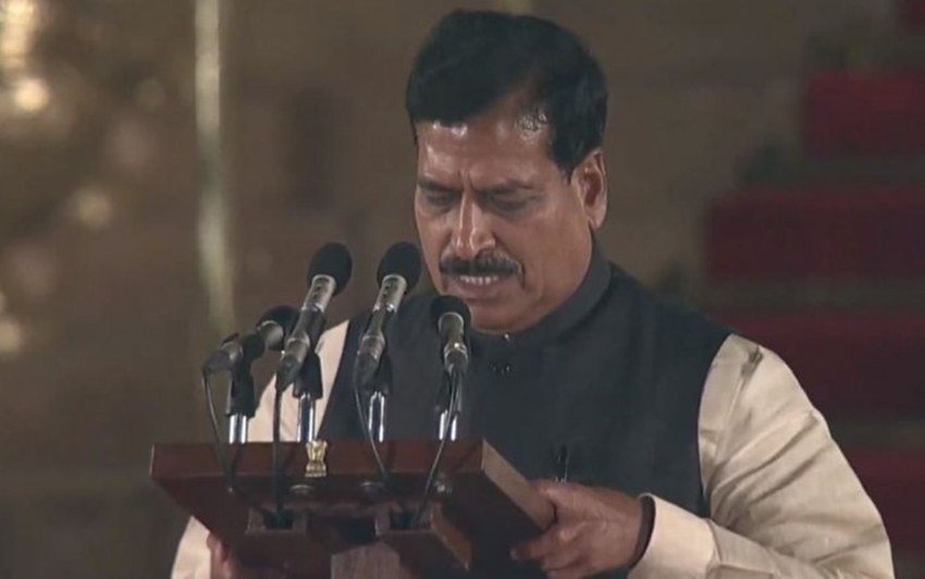 रेल राज्यमंत्री सुरेश अंगड़ी की बेटी स्पूर्ति ने बैंगलुरू से MBBS की डिग्री ली है।